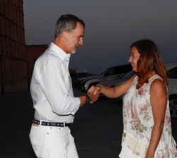 Don Felipe es saludado por Francina Armengol, Presidenta de las Illes Balears